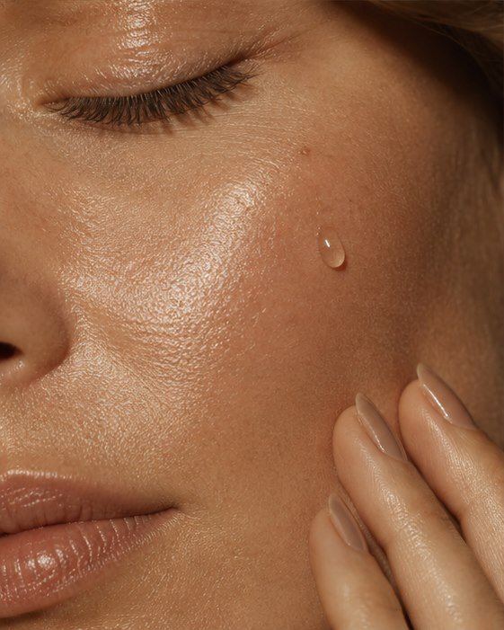 Detalhe de pele luminosa e saudável com uma gota de sérum.